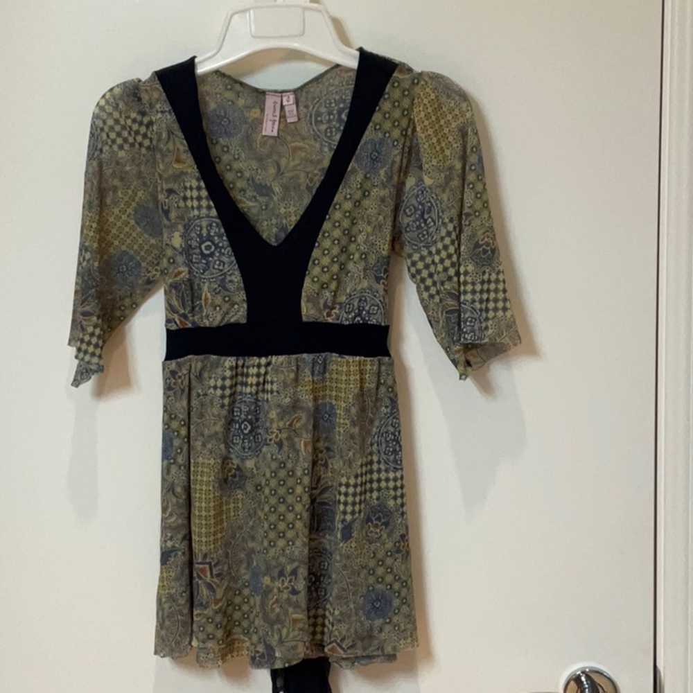 Sweet Pea tan and navy short sleeve top with navy bow size small